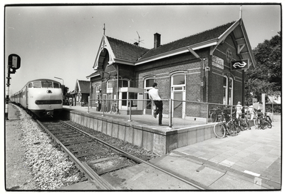 170493 Gezicht op het N.S.-station Arkel te Arkel.